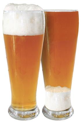 Weizengläser mit Bier mit Alkohol