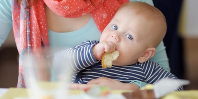Ab wann dürfen Babys Brot/Brotrinde essen?